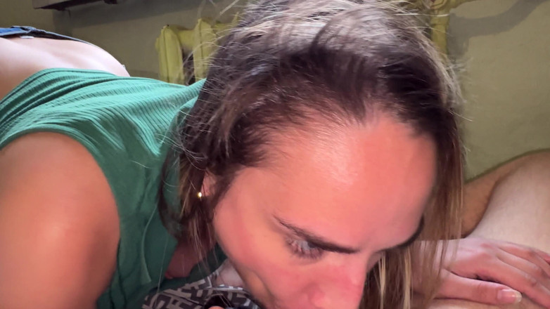 Michael Frost Pro: Mama vitregă grasă îl trezește pe fiul vitreg cu pizda ei...