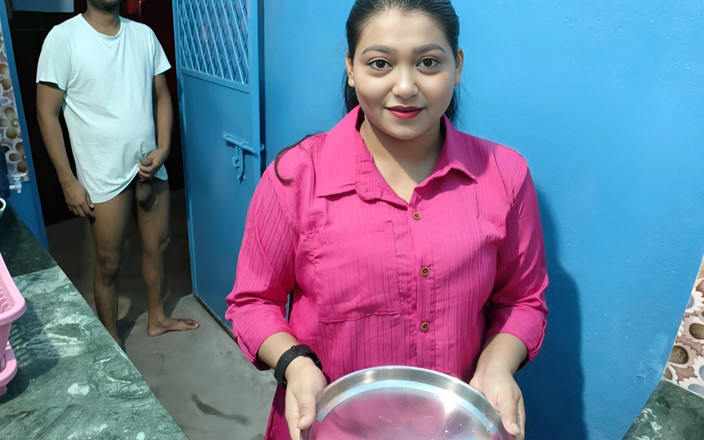 QueenSonali: Indická krásná Bhabhi s obrovskými prsy šuká v kuchyni s Devarem