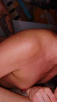 O Marido Divide Sua Esposa Grande Com Os Amigos E Eles Fazem Uma Gangbang Selvagem - Mia Wallace