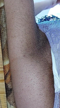 Cewek seksi rambut cokelat lagi asik celana ketatnya