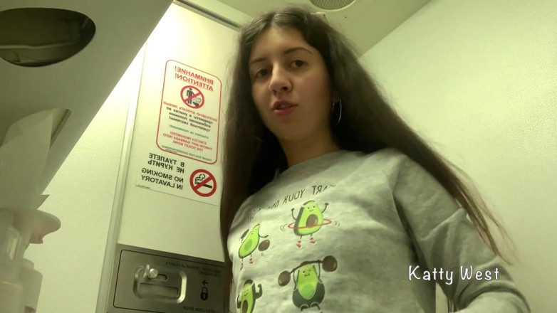 Katty West: Masturbación arriesgada en el baño de un avión Casi atrapado...