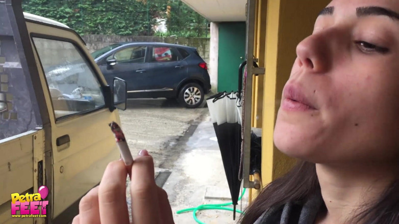 Smokin Fetish: आउटडोर आश्चर्यजनक काले बाल वाली से धूम्रपान