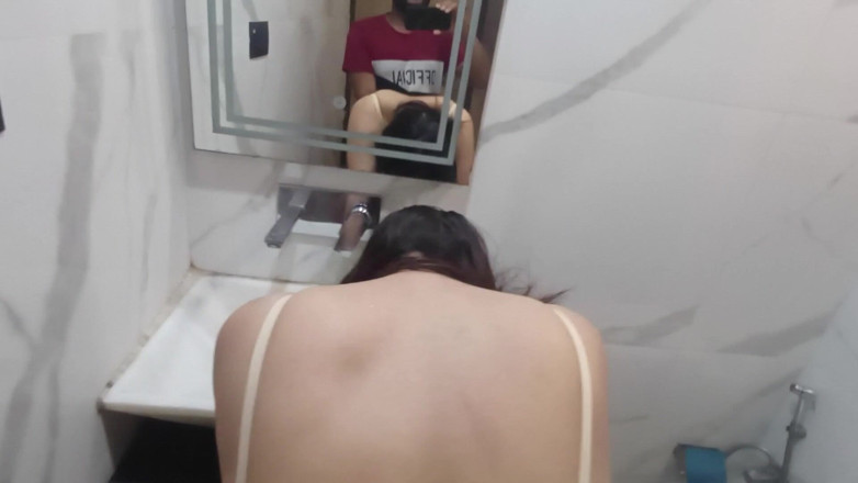 NaughtyWings: Hotel ke banyo me bajaya desi yenge ko