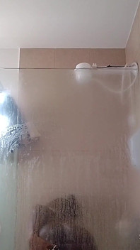 Lihat apa yang terjadi saat aku mencoba mandi... Dapatkah Anda percaya ini?