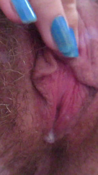 Behaarte große kitzler-muschi tropft nass, nahaufnahme, orgasmus