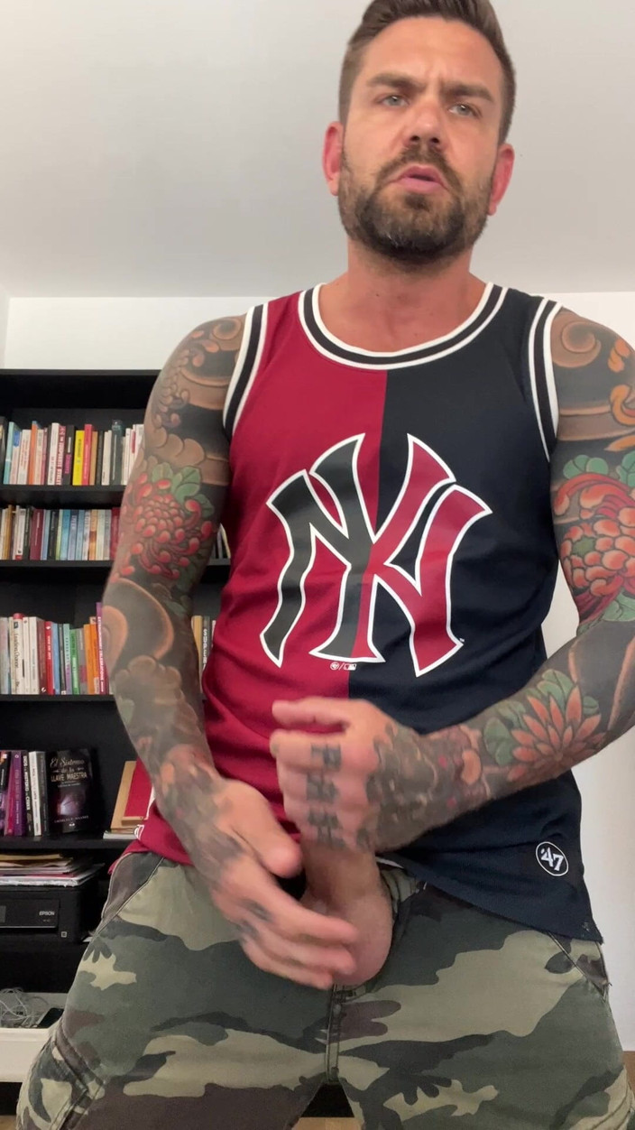 Juan Lucho Gay: Cannuccia chulazo tatuata con vestiti addosso