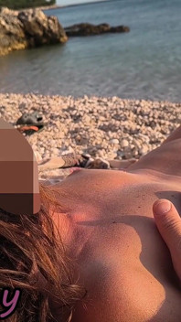 Sesso rischioso in una spiaggia nudista in Spagna: viene toccata mentre è nuda