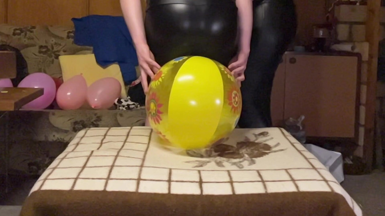 BeachBallsDuo: テーブルを壊しちゃった!190kgカップル対9つの大きなビーチボール、スイミングリング、アームバンド!私たちは積極的に座って彼らを叩きました!2カメラ・アングル