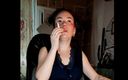 Asian wife homemade videos: Chị kế của tôi gợi cảm hút thuốc lá
