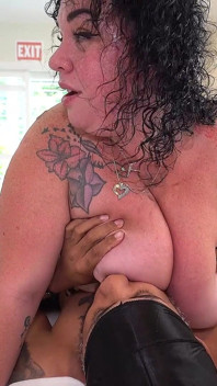Ella Brooke gibt dem Artemixxx schlampigen kopf und feuchte muschi