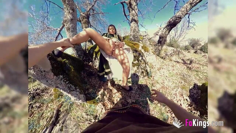 FAKings: Submisivní služebná holka dostane od svého pána lekci sexu. Nadržený...