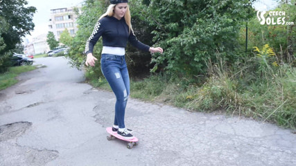 Czech Soles - foot fetish content: Tonåring skategirl vrickande fotled och sexig STORA fötter spelar