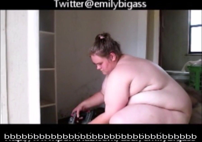 Fat Goddes: Pracując nago w pracy został złapany przez mojego szefa nago