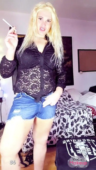 Kylie Rey Se Fait Caresser Et Fumer