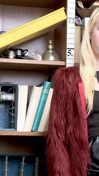 Bratty blondine geneukt wegens stelen