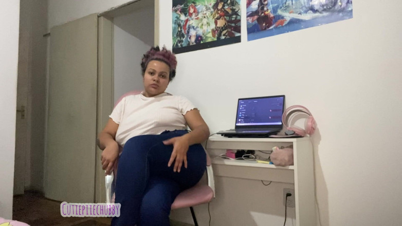 Cutiepiie Chubby: Nevlastní matka prdí na židli, aby udělala nevlastního syna