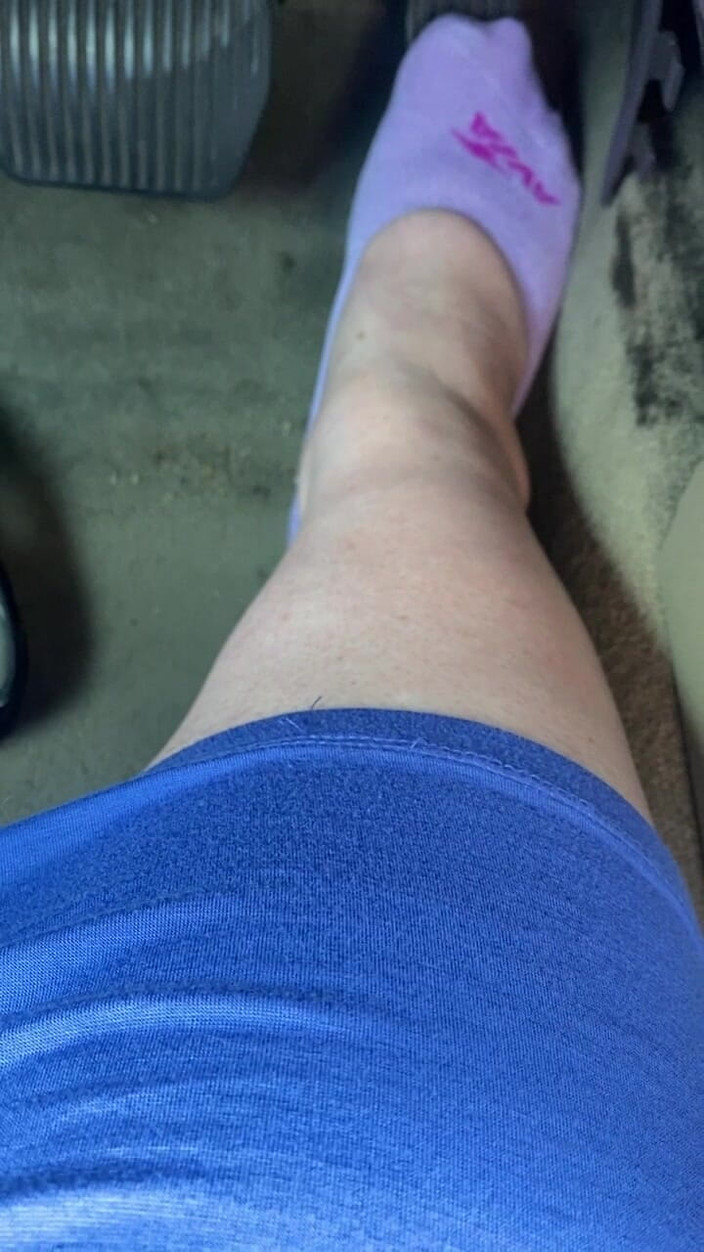 BellaBlast: Pedalando bombeando em meias roxas