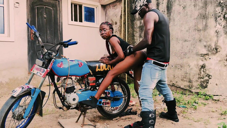 Home Alone: Sexy petite motociclista Vera Seduz Bollocks BBC para foder em...
