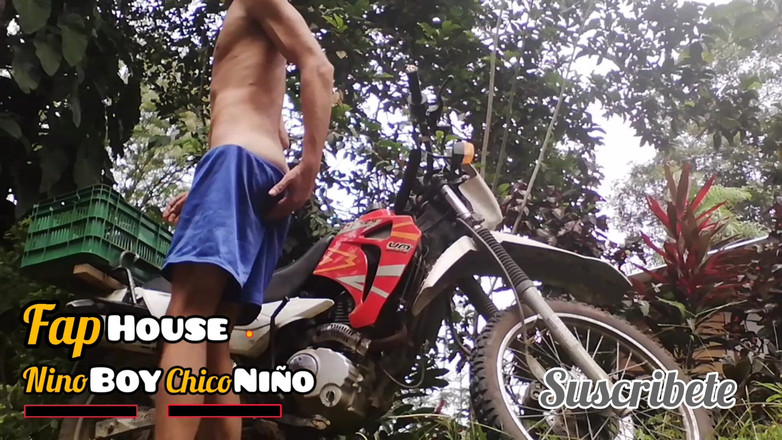 Culopeke: Стройный и сексуальный молодой мужчина играет со своим новым мотоциклом и широко раздвигает свою красивую задницу