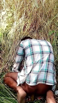 Un ragazzo indiano si scopa il culo con un grosso cetriolo masturbazione hardcore nella foresta