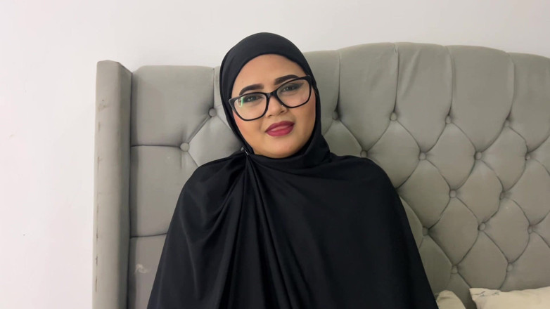 Yohamedi: Religiös muslimsk styvsyster lägger sin tro åt sidan för att prova...