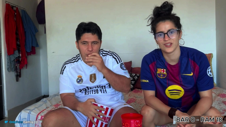 NamiQsein: Assistindo ao jogo de futebol e ela perdeu a aposta