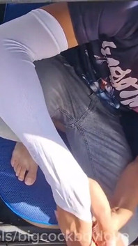 Velký čůrák s těsnými brýlemi pohledné Sissy Femboy na gumové plavbě šukání!