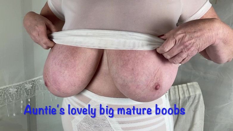 Aunty Sandra vintage girdle queen: Тітка Сандра в білому рагу поясі