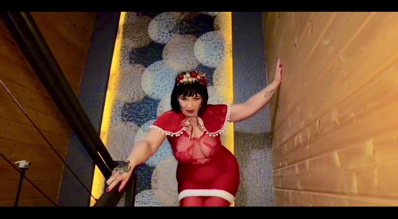 KarmenMilf: Con trai riêng ăn mừng Giáng sinh
