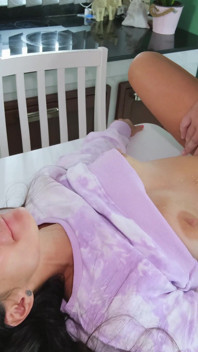 Mutfak masasında ateşli evli kadın için anal dölleme