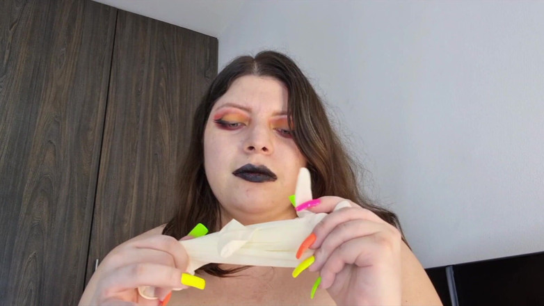 Alice H: Follando consolador con condón y guantes de látex