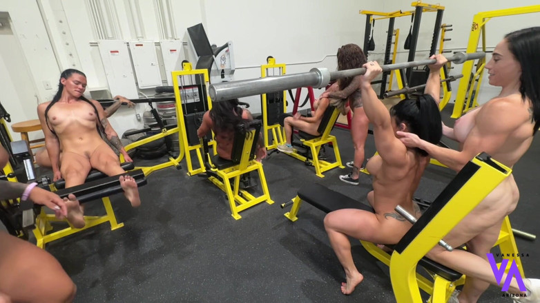 Vanessa Arizona: Gespierde moeders trainen naakt in de sportschool