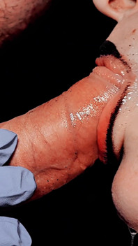 Nahaufnahme - blowjob, warmes sperma tief in ihre kehle spritzen