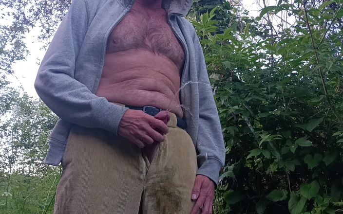 Rockardglans: Pantalon pisse, branlette dans les bois avec des cordes - papa...