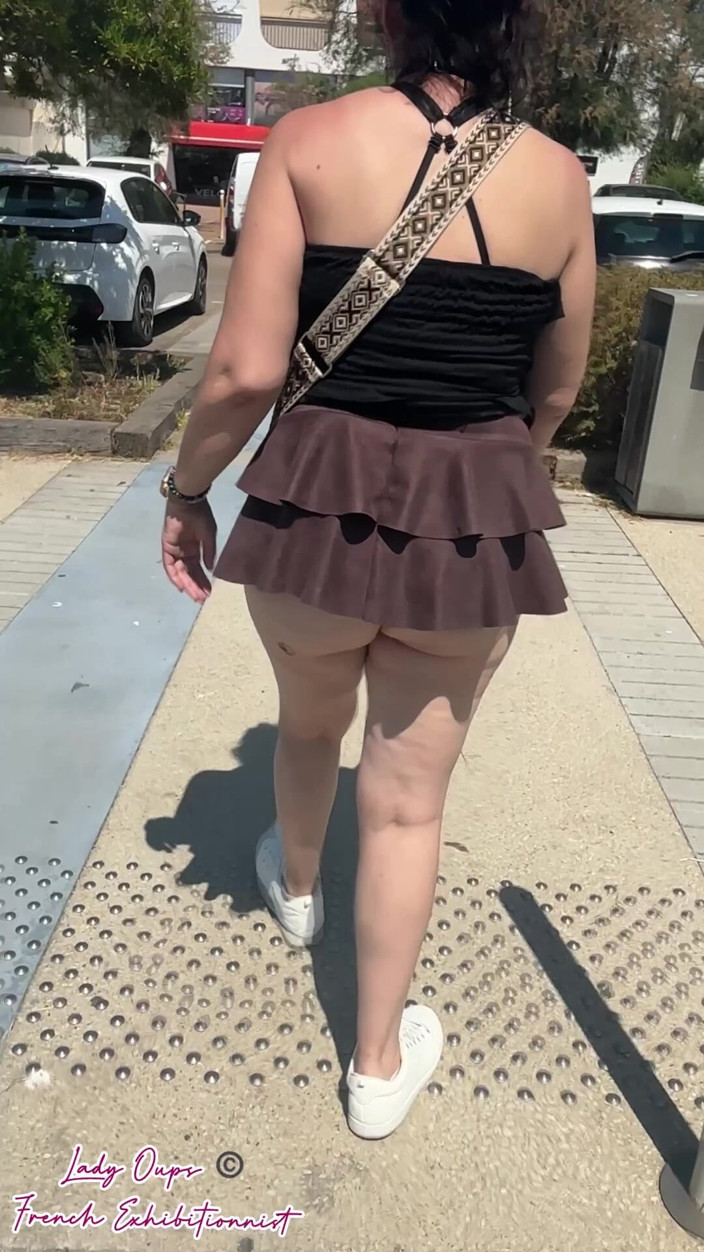 Lady Oups: Herkesin İçin Yerde Tancamı Çıkarıyorum Ve Mikro Etekle Anal Tıkaçla Gösteriş...