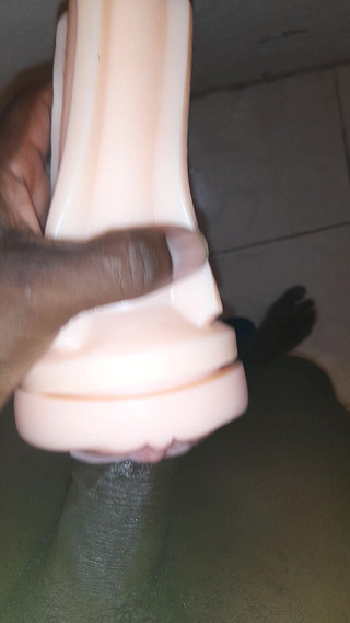 Black guy: Masturbándose S10 E4