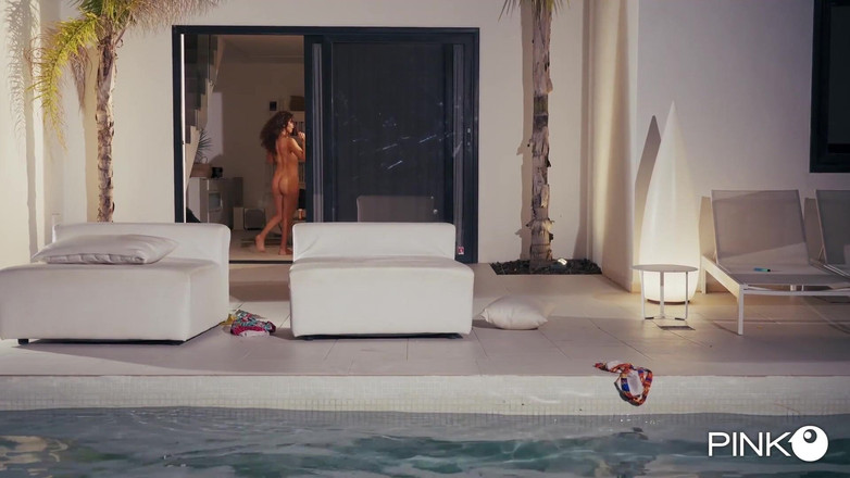 Pinko Club: 누가 누구를 연기하나요? 레이디 아나는 자지를 엉덩이에 넣은 채 스쿼팅을 즐긴다