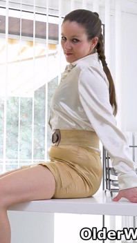 This Is How Euro MILF Valentina Ross Spends Her Lunch Break