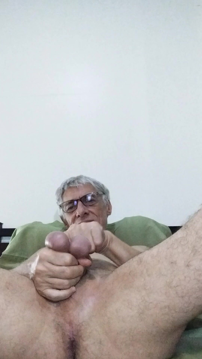 Big uncut hard cock: 자지를 빨아주는 거유 밀프