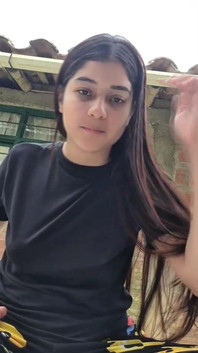 La teen latina mostra le tette