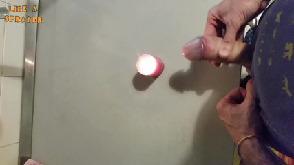 Like a sprayer: Candle mani muncrat dengan handjob