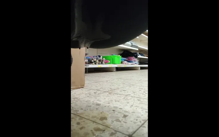 VivaciousFlirt165: Dirty Slut Pee in Shop Eingepiss