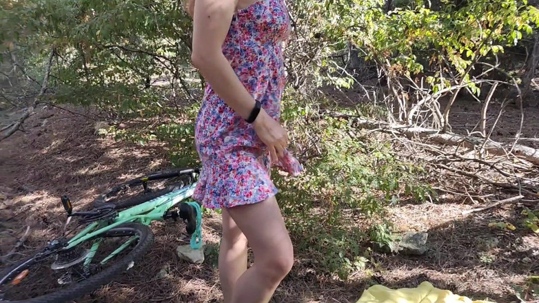 Risky Hairy Couple: MILF gioca con la sua figa pelosa