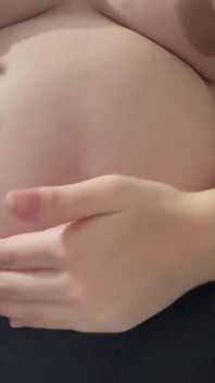 妊娠中の義理の妹がお腹で遊び、保湿クリームを塗ってからお腹に塗りつけています