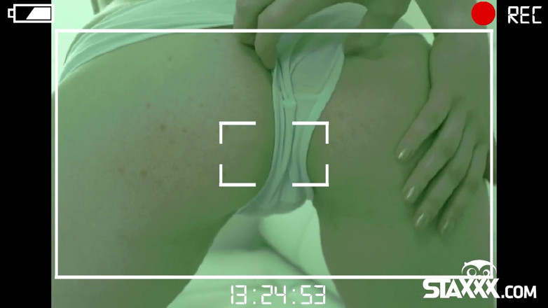 Staxxx: Russische tiener Veronika bevredigt haar natte poesje met een pik