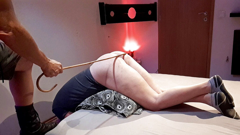 Master Drex: ベッドの端の上