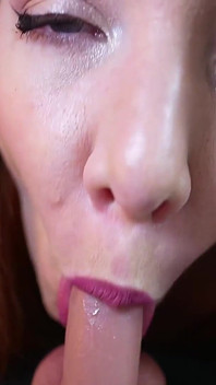 O mamă sexy nepoliticoasă în lenjerie este implicată în pulă mică, cu vedere la persoana 1