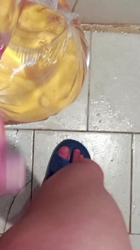 Quello che era iniziato come un bagno normale si è trasformato in un'intensa esperienza pov privata sessione di giocattolo fatto a mano
