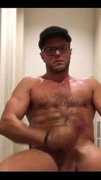 Mít zpoceného naolejované sólo sezení na chodbě.