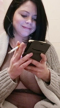 Tante seksi yang lagi hamil besar merokok